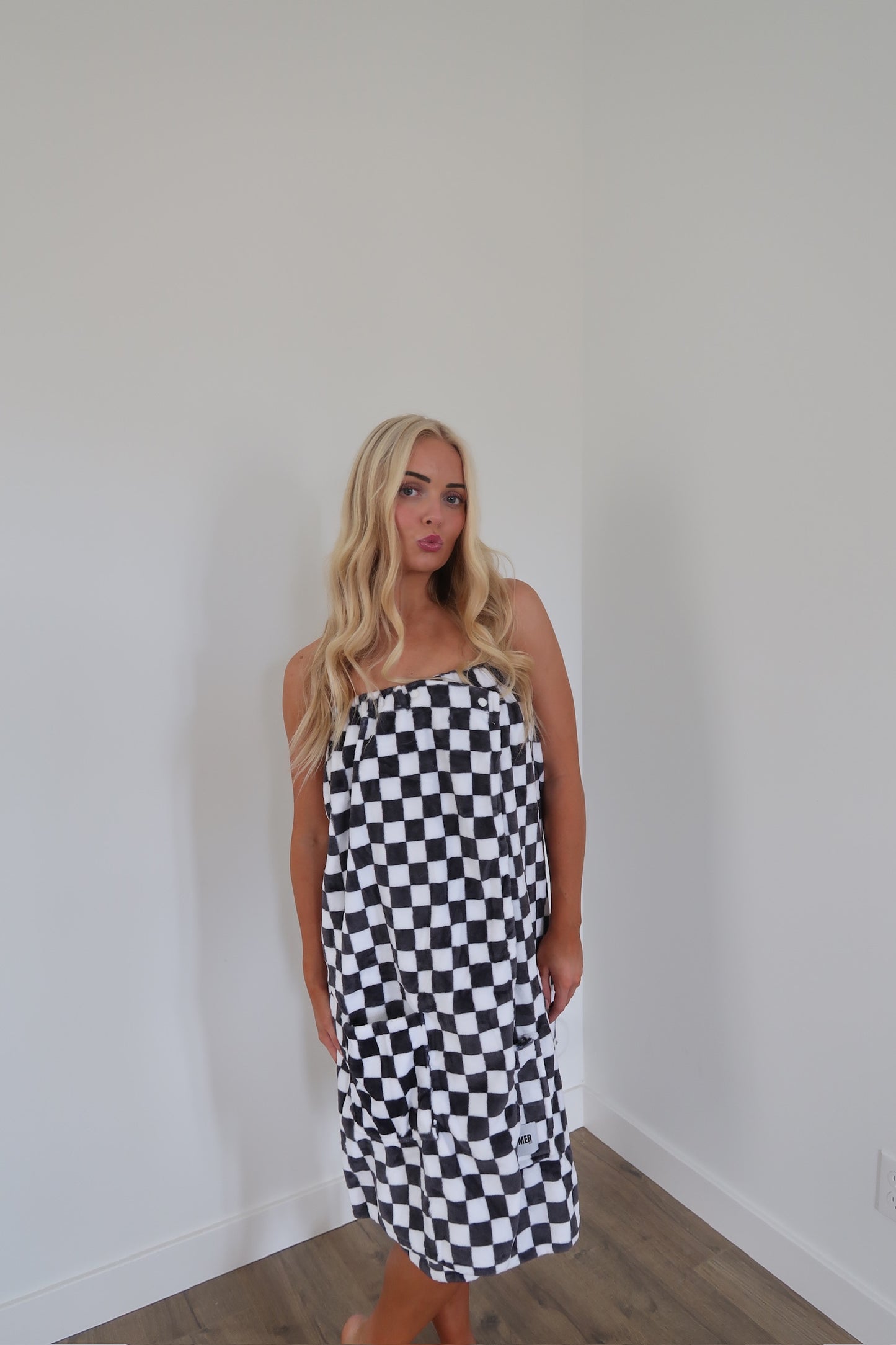 BLACK CHECK WRAP