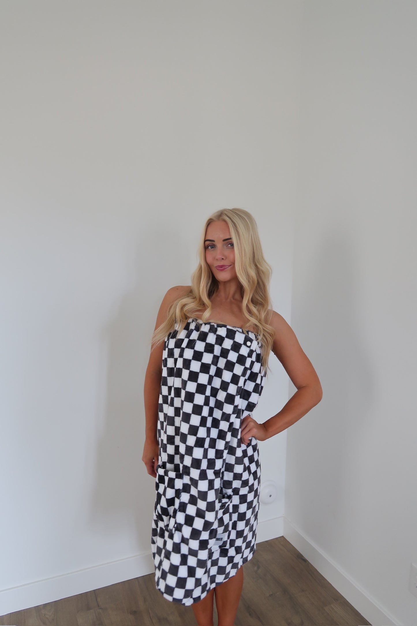 BLACK CHECK WRAP